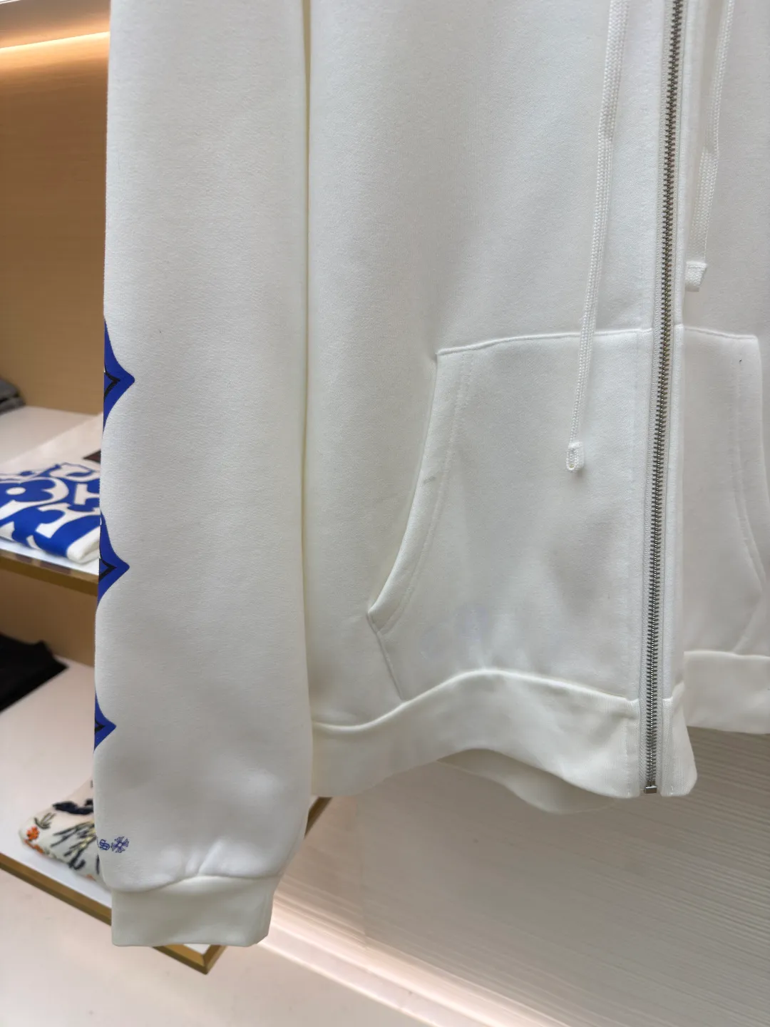 Chrome Hearts hooded glue print sweatshirt jacket ●Item number: 1682183-B05 ●Fabric: cotton fleece sweatshirt fabric ●Technology: glue printing production ●Color: white ●Version: loose fit ●Weight: about 900 grams ●Size: S-M-L-XL ●Description: This CHROME HEARTS hooded glue-printed sweatshirt jacket is treated with a professional fabric enzyme washing process. The enzyme-washed fabric not only removes impurities and stiffness produced during the weaving process, but also makes the fabric feel soft and skin-friendly. It also improves the drape and durability of the fabric, making it more comfortable to wear. The glue printing process of the garment body ensures the color saturation and three-dimensionality of the pattern. The printing layer is closely integrated with the fabric, making it less likely to crack or fall off, and can maintain the integrity of the pattern for a long time. In addition, due to differences in measurement methods, there will be a normal error of 1~3CM in the clothing length, bust and other dimensions. In order to protect the integrity of the fabric and printing process, it is recommended that the product be cleaned by hand to maximize the wearing life of the clothing. The overall wiring is straight and delicate, the fabric is comfortable and soft, and the color is consistent without color difference. It can be matched with the same style to create a fashionable look and control various occasions. Customized accessories, complete with three standards, same style for men and women!